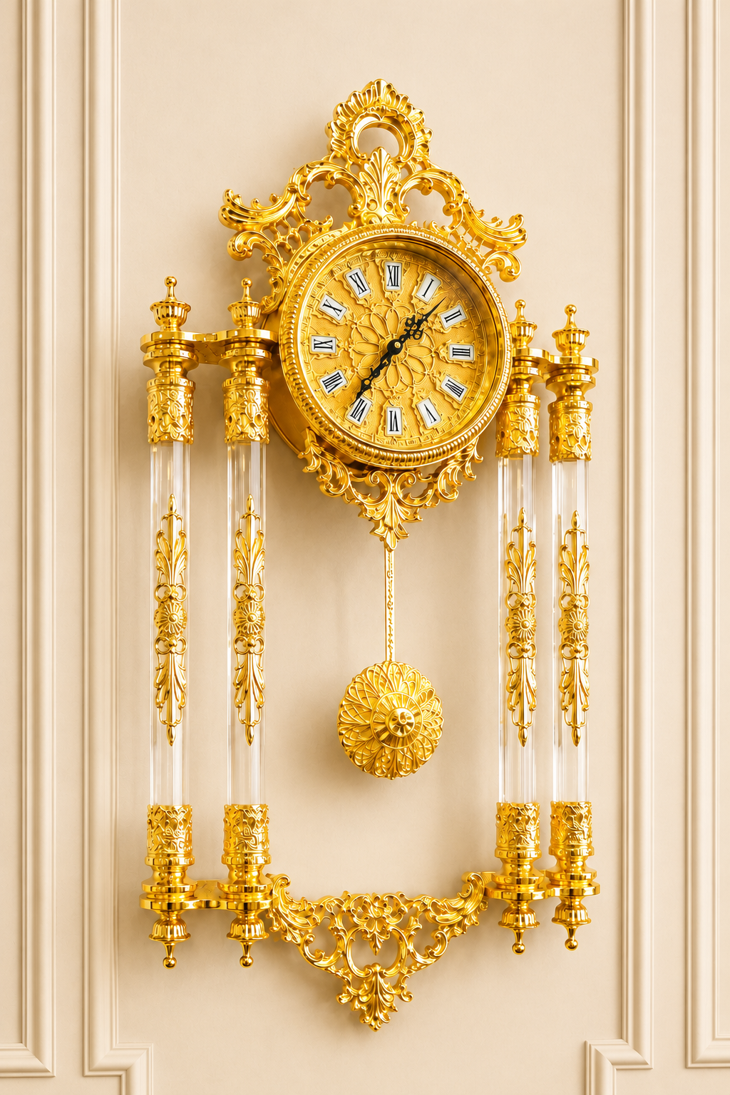 Prunkvolle Wanduhr aus Messing und Acryl