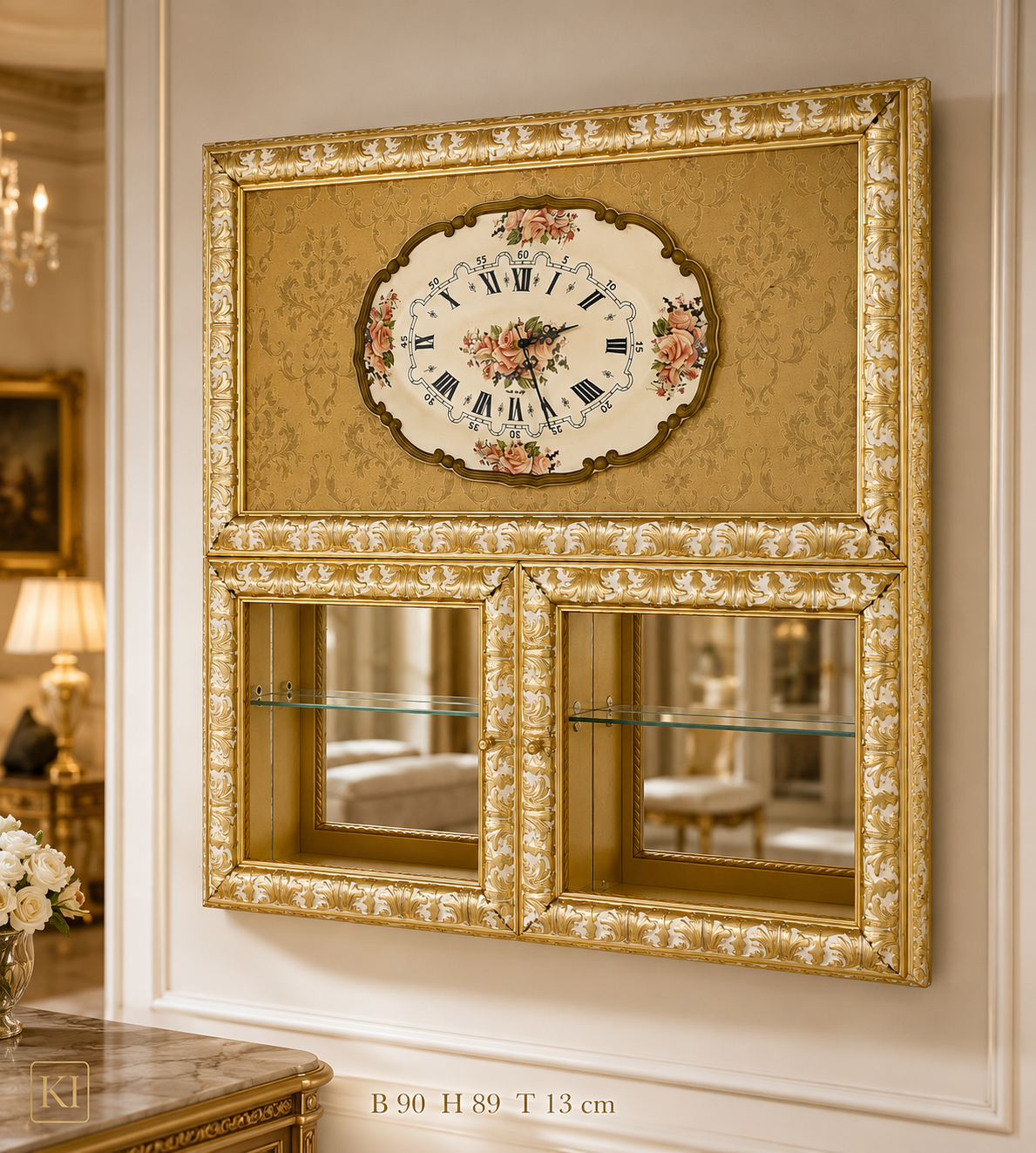 Ornamentale Luxus-Wandvitrine mit integrierter Uhr