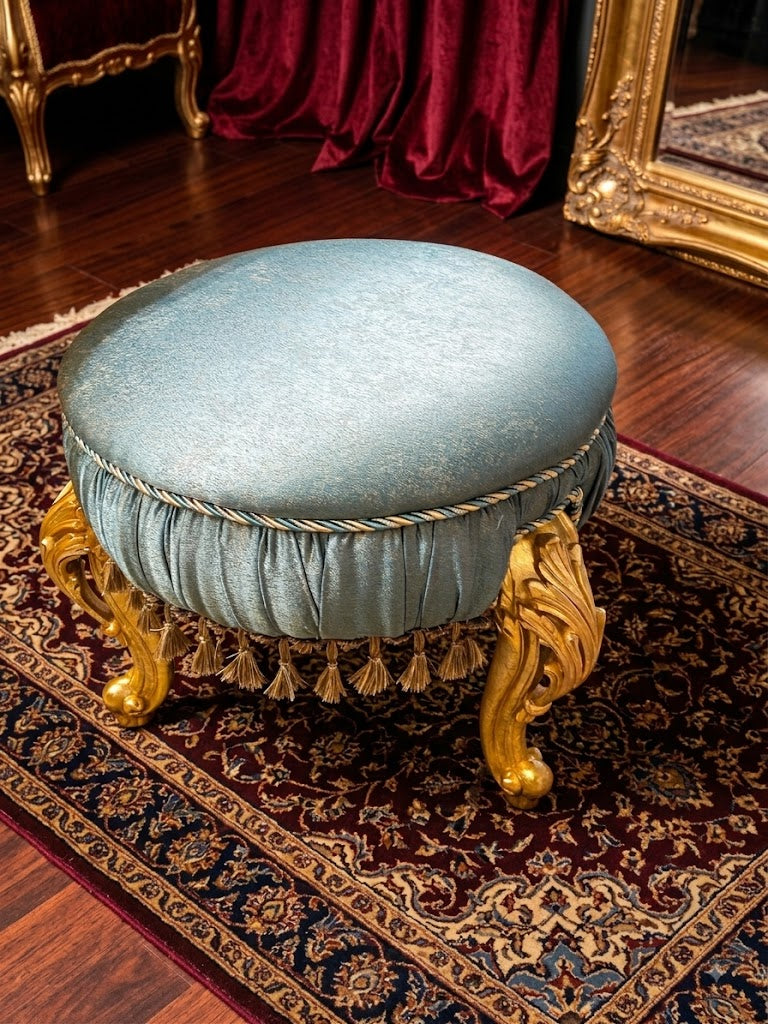 Exklusiver Barock-Hocker in Türkis mit goldfarbenem Holzgestell
