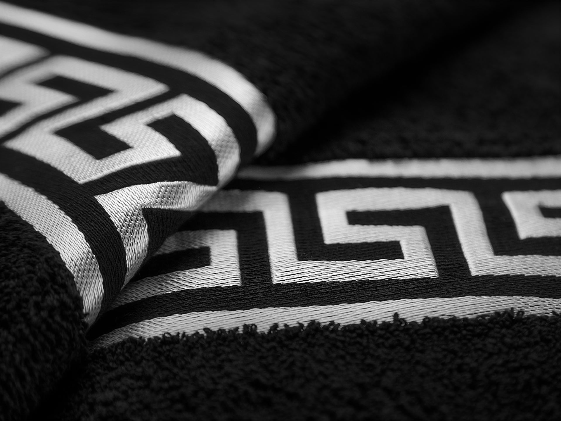 Mäander Löwe Luxus Handtücher – 100% Baumwolle, Saugfähig & Öko-Tex Zertifiziert – Schwarz mit Silber Stickerei für Bad, Sauna & Sport