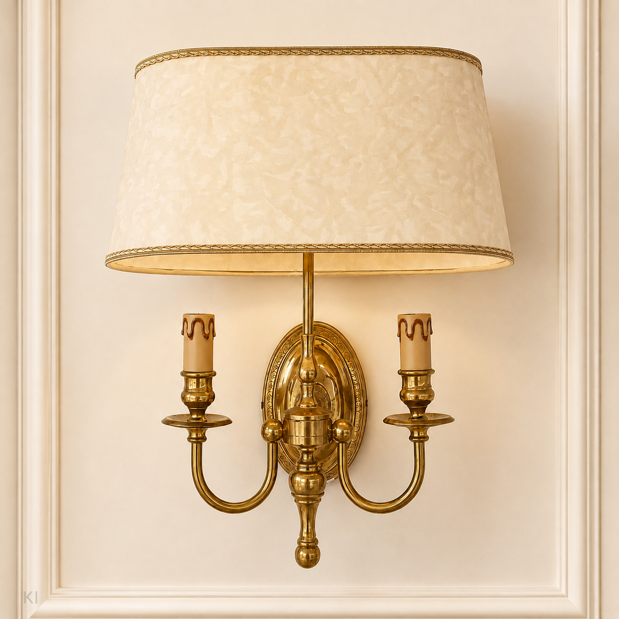 Elegante Messing-Wandlampe mit Stoffschirm – klassischer Stil