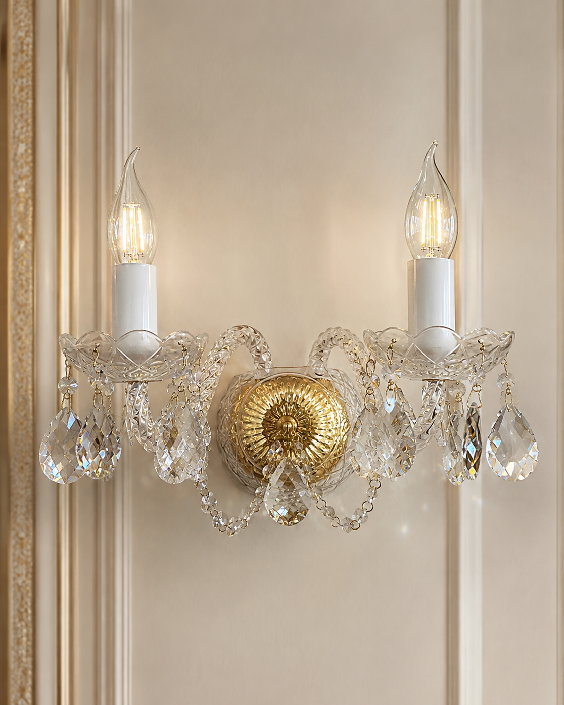 Elegante 2-flammige Kristall-Wandleuchte mit goldfarbenen Akzenten