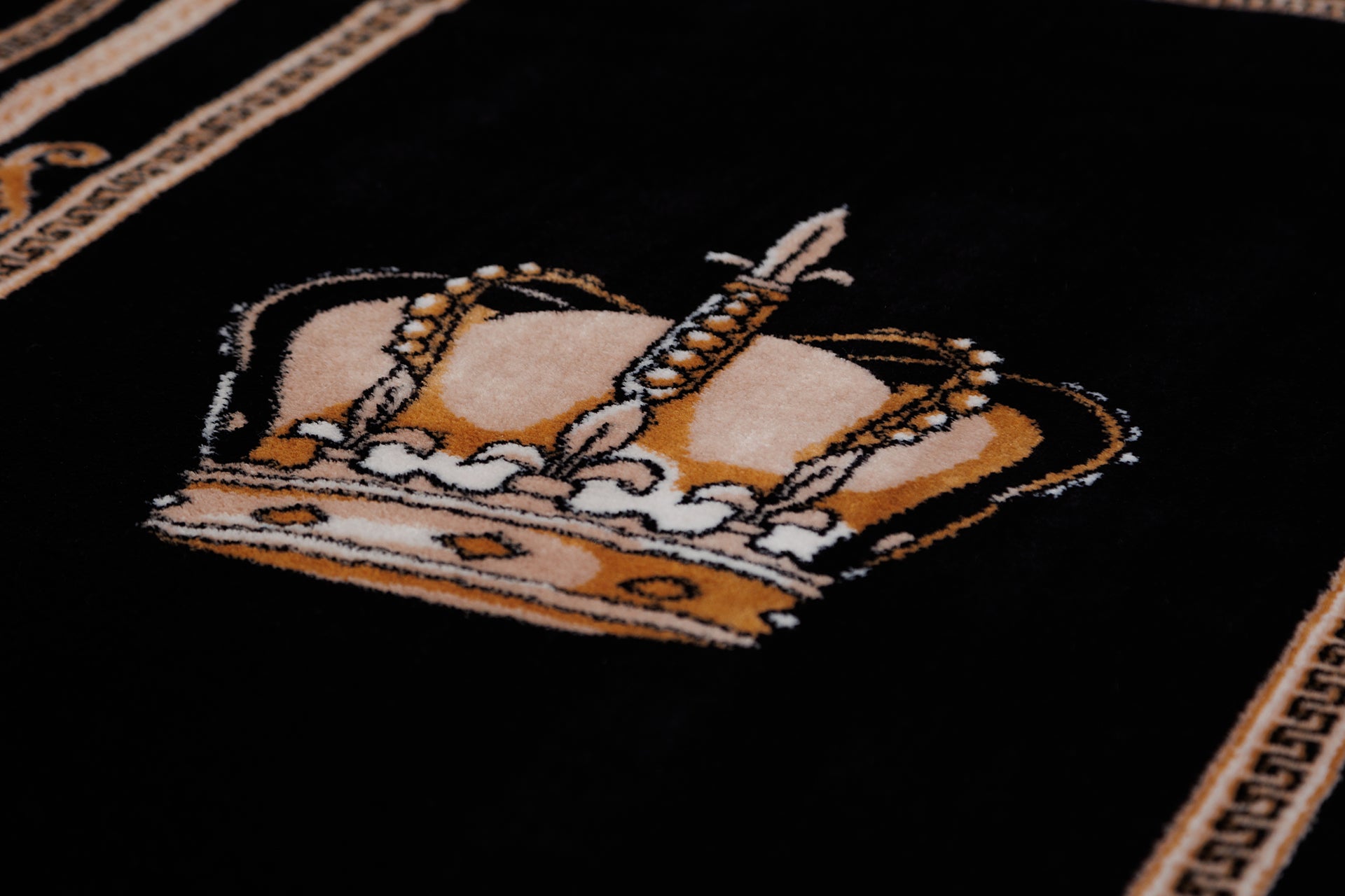 Living room carpet in black gold with elegant crown motif in Italian design - non-slip &amp; durable