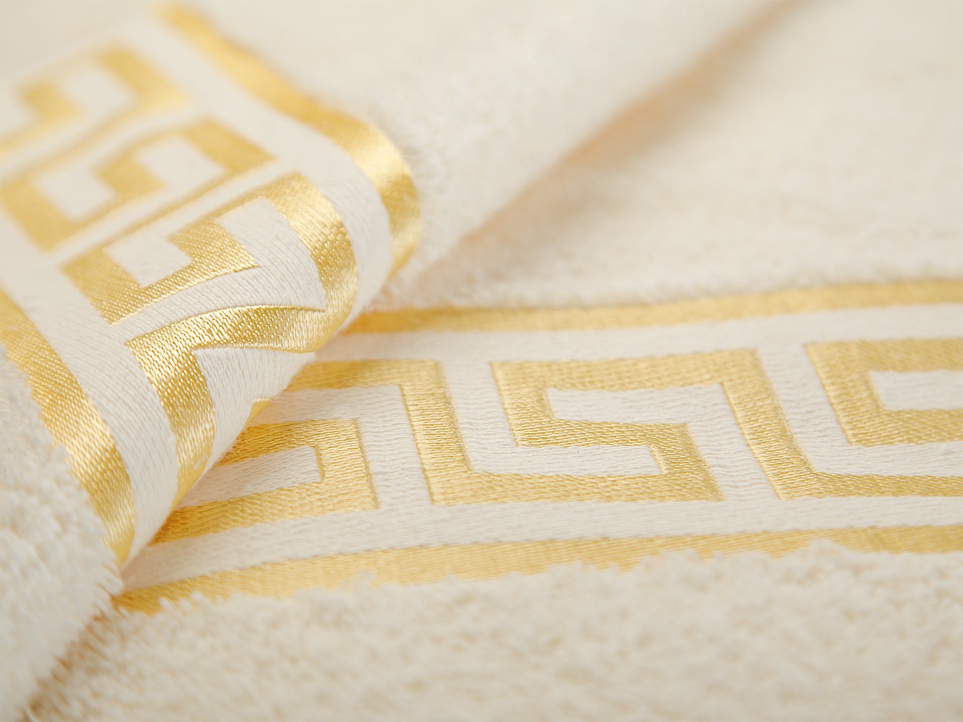 Premium Handtuch Mäander in beige gold - 100% Baumwolle Frottee - Stickerei