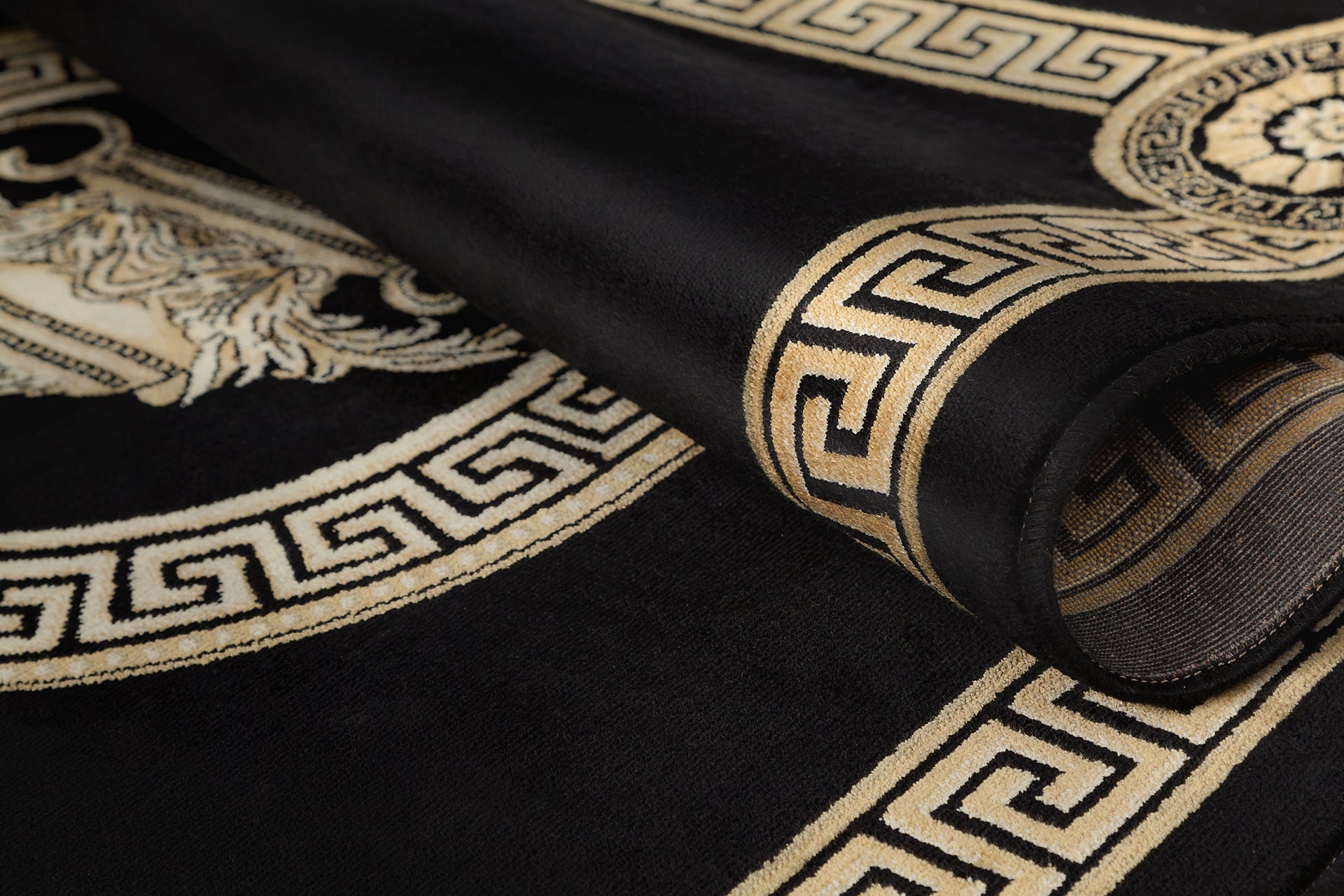 Luxus Teppich Wohnzimmer mit Amphore Motiv in schwarz gold - 100% Viskose - Kurzflor & Seidenglanz