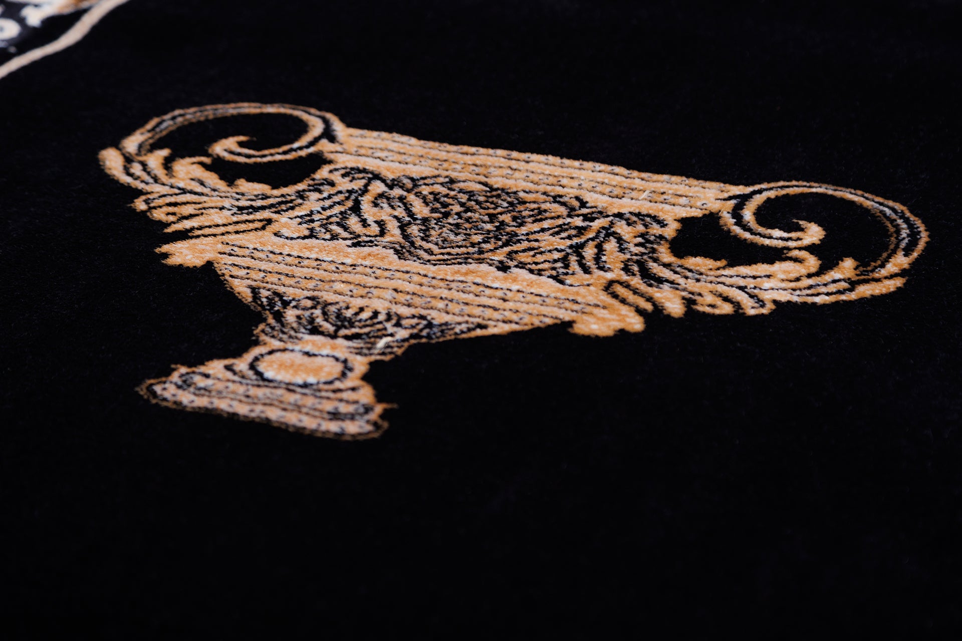 Designer Teppich mit griechischer Amphora in schwarz gold - edel und stillvoll