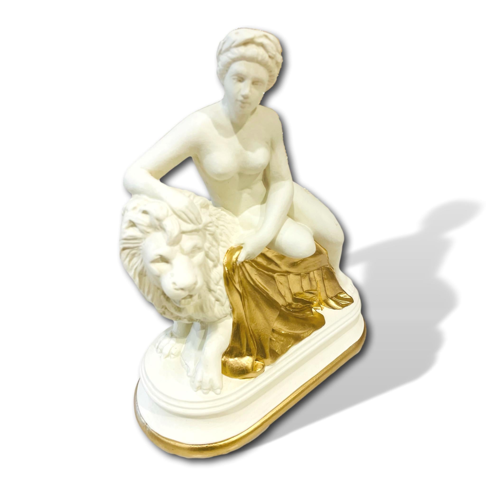 Klassische Frauenfigur auf einem Löwe sitzend