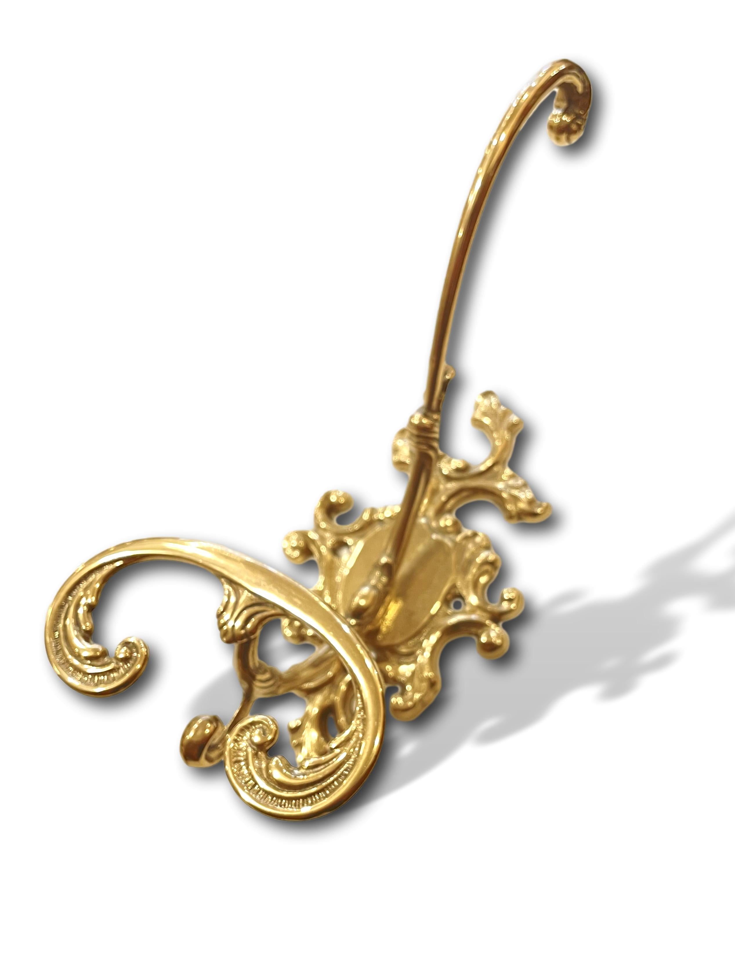 Edle Wandgarderobe aus Messing in klassischem Barockstil